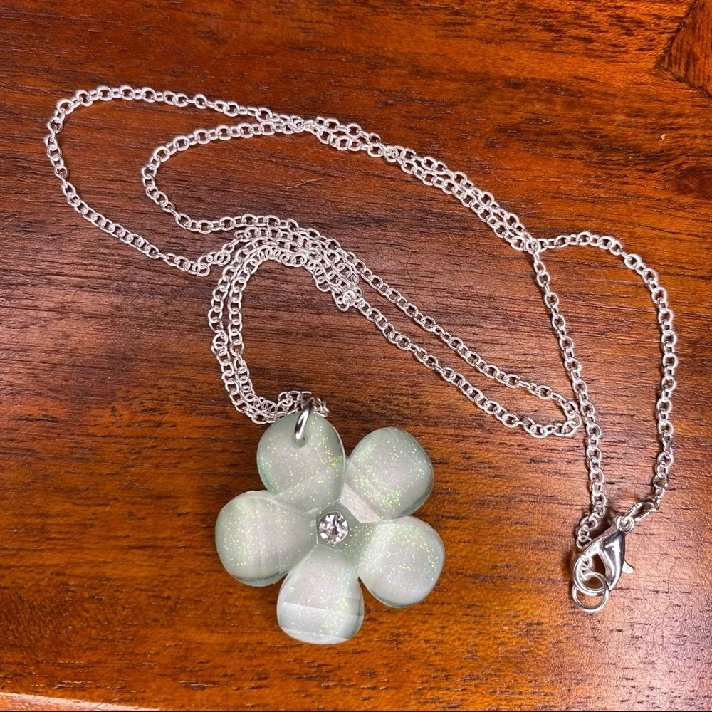 NWOT Mint Flower Necklace